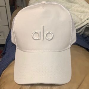 Alo yoga district trucker hat